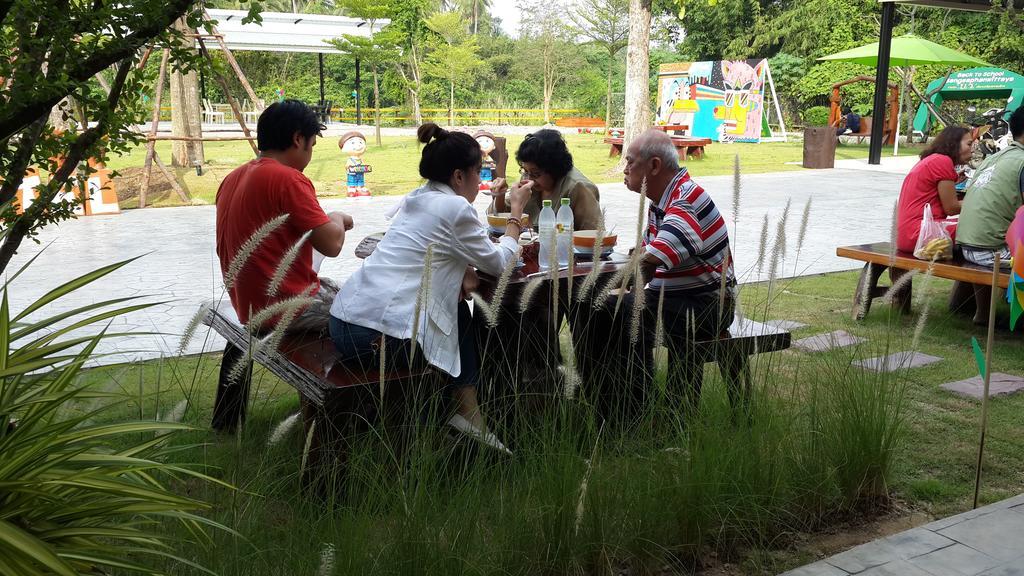 The Win Hotel Bang Saphan Luaran gambar